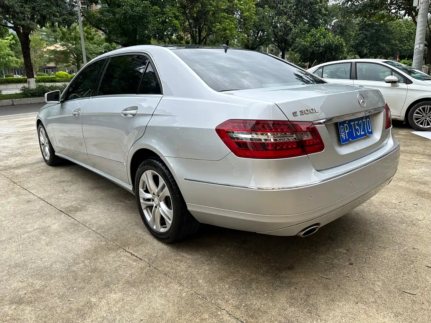 Mercedes-Benz E-Class 2011 E 300 L Fashion Premium фото 5