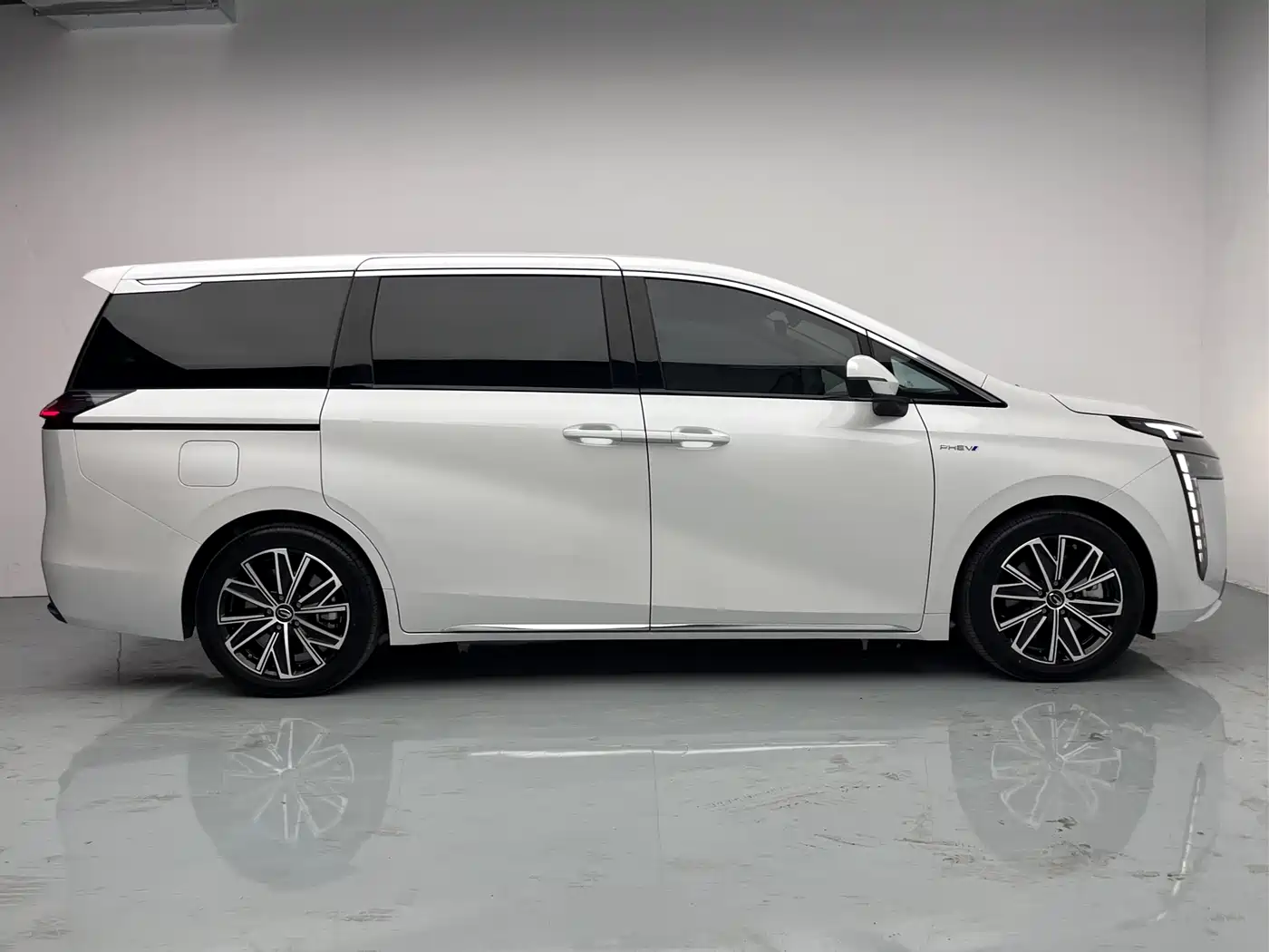 GAC Trumpchi Trumpchi E8 NEV 2024 150km Soaring Dragon Glory Edition фото 12