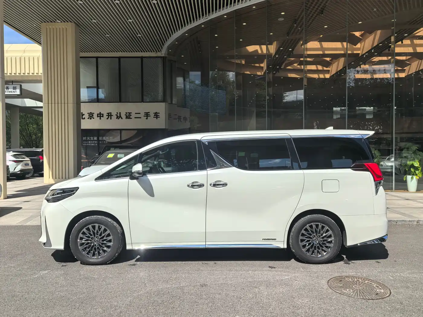 Lexus LM 2020 300h Seven-Seater Elegance Edition фото 2