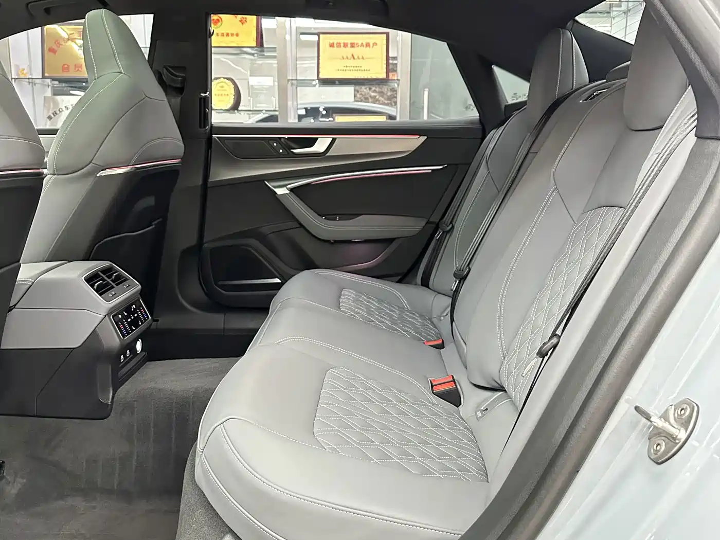 Фото 9 - Audi A7L