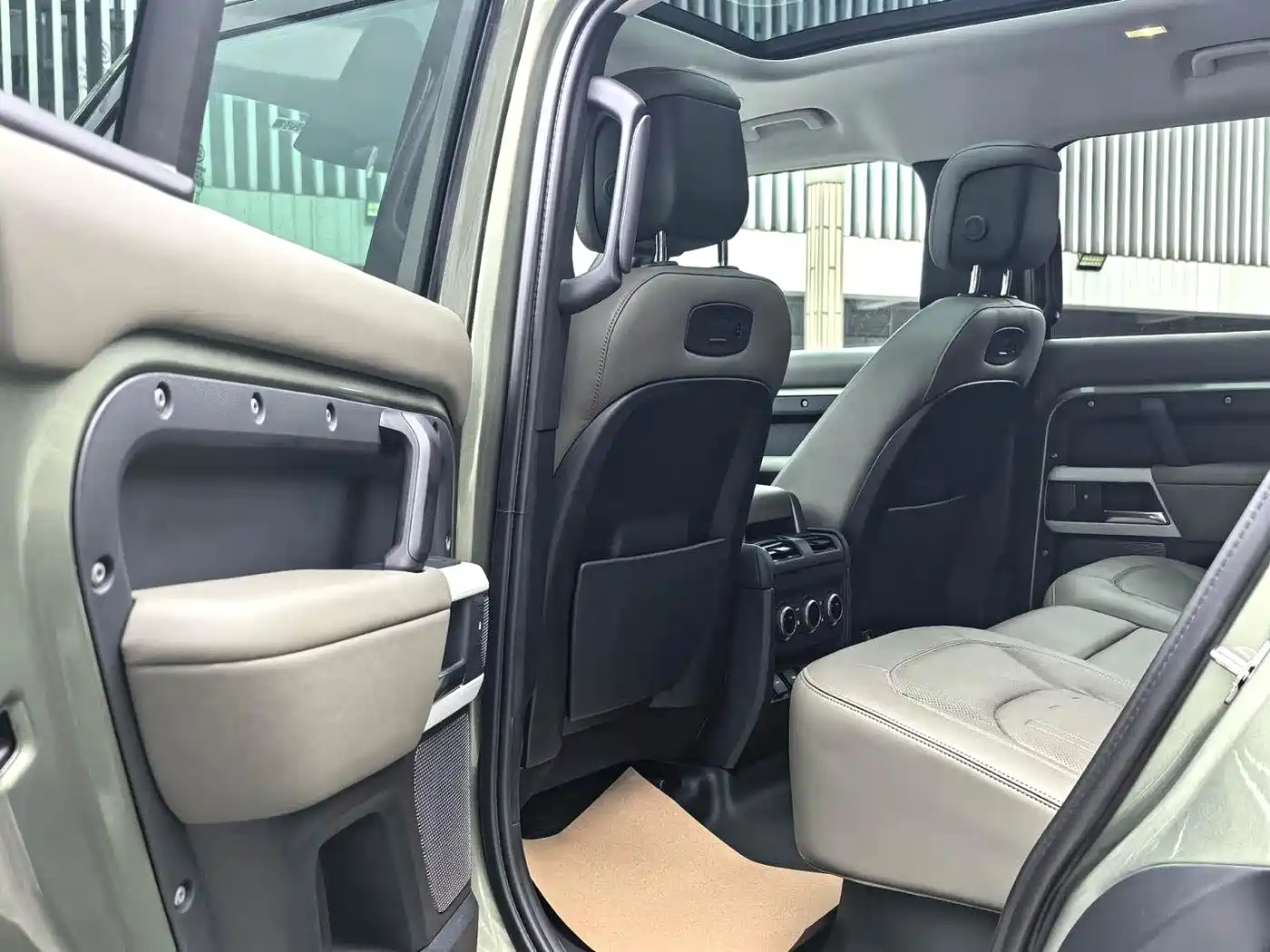 Land Rover Defender 2021 110 P400 SE фото 14