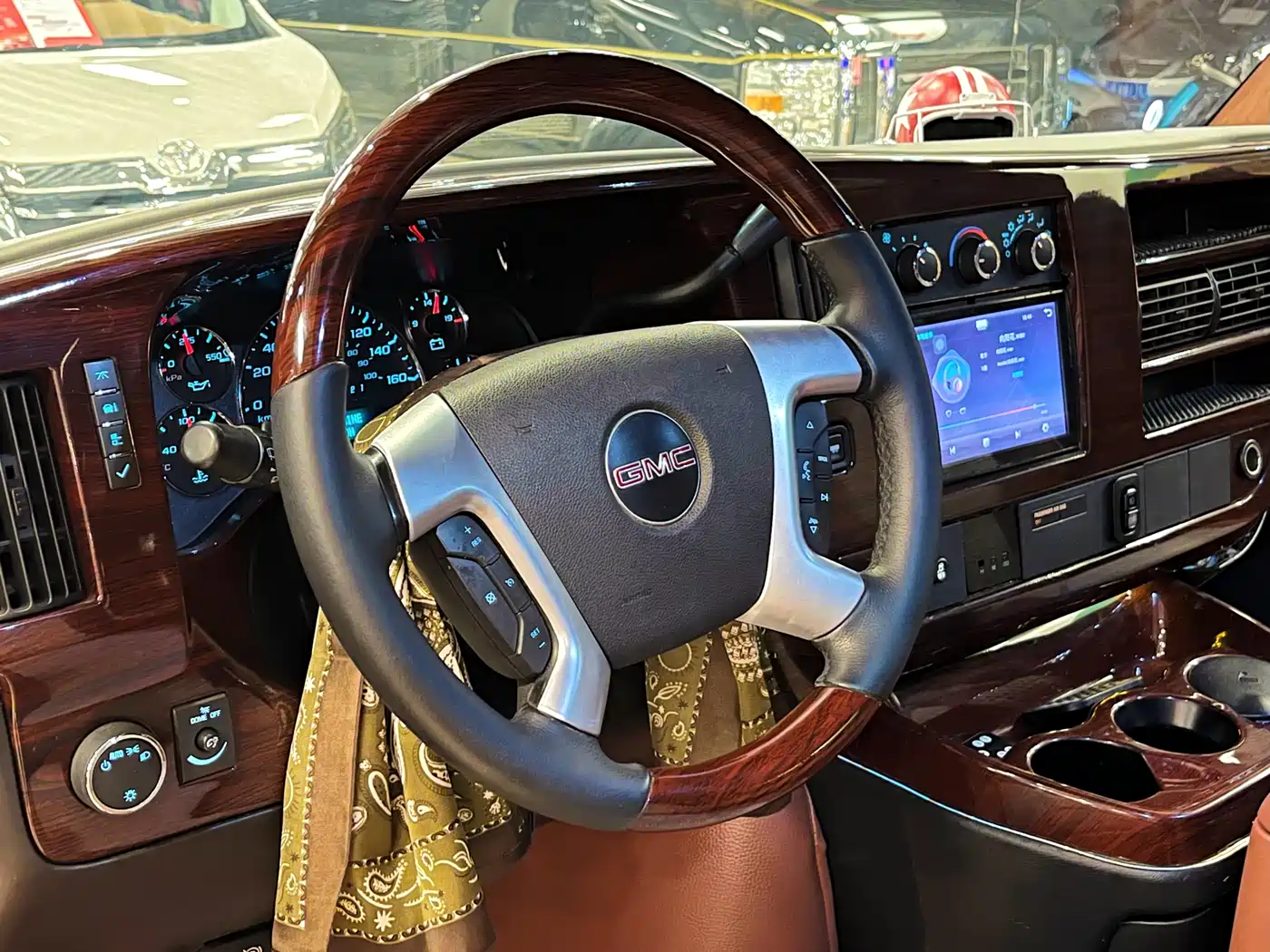 GMC Savana 2015 5.3L AWD Executive Edition фото 28