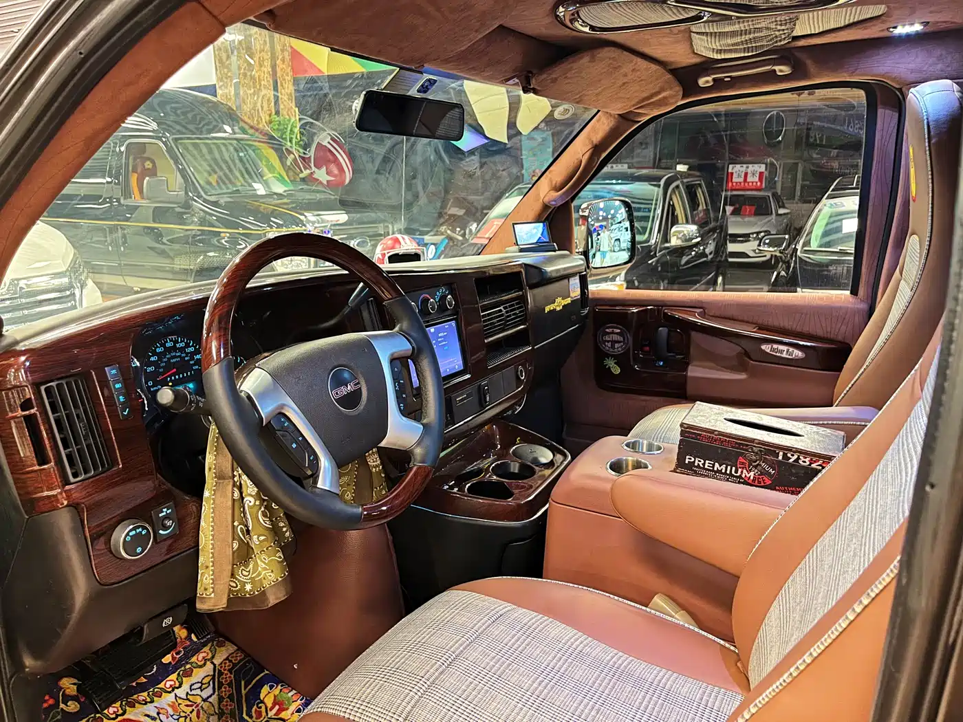 GMC Savana 2015 5.3L AWD Executive Edition фото 29