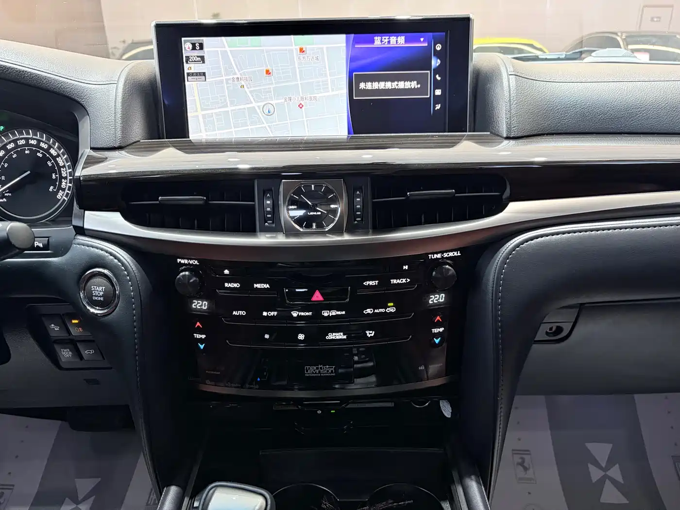 Фото 14 - Lexus LX