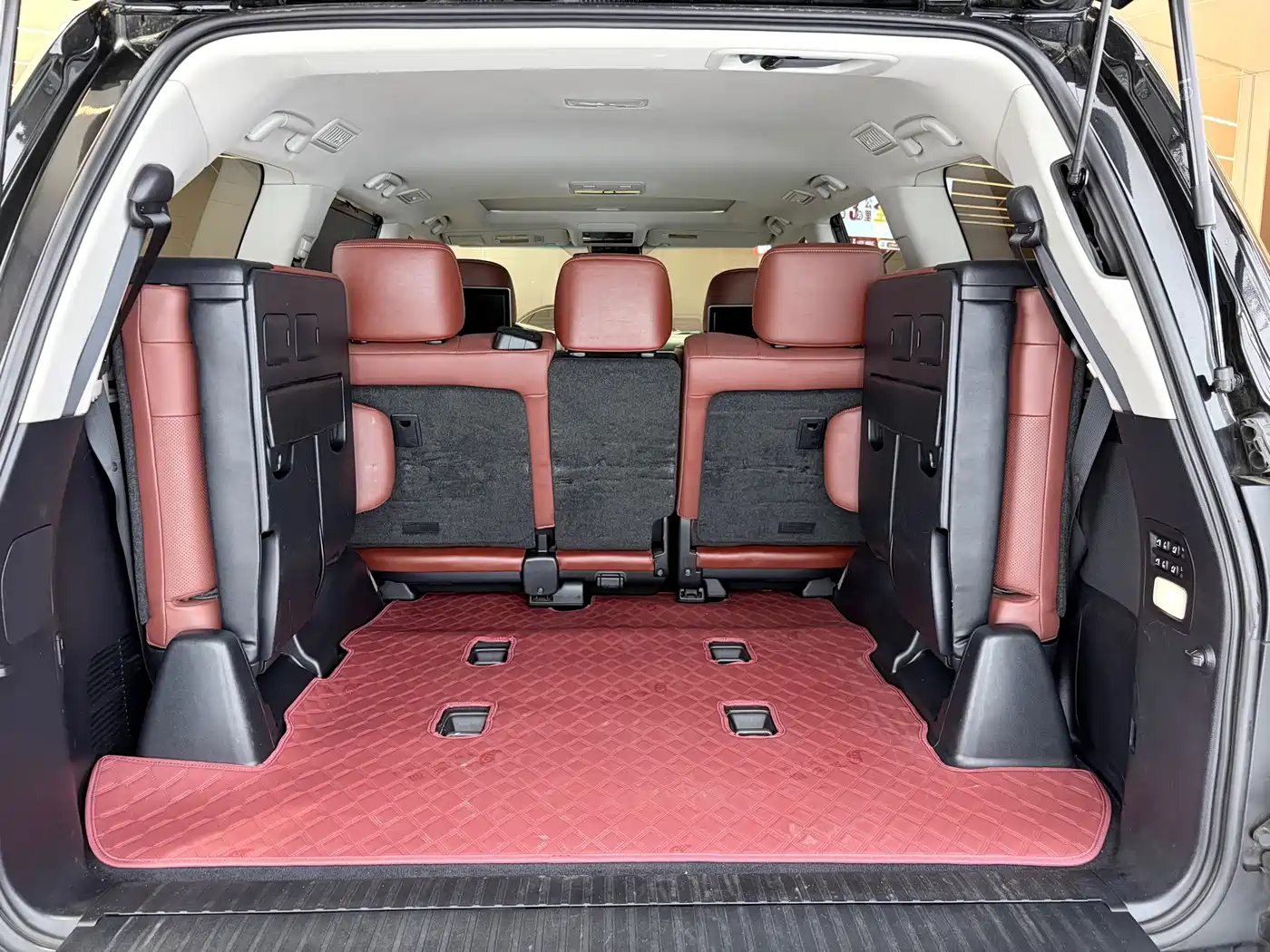 Фото 26 - Lexus LX