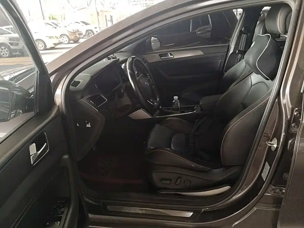 Photo 20 - Hyundai Sonata