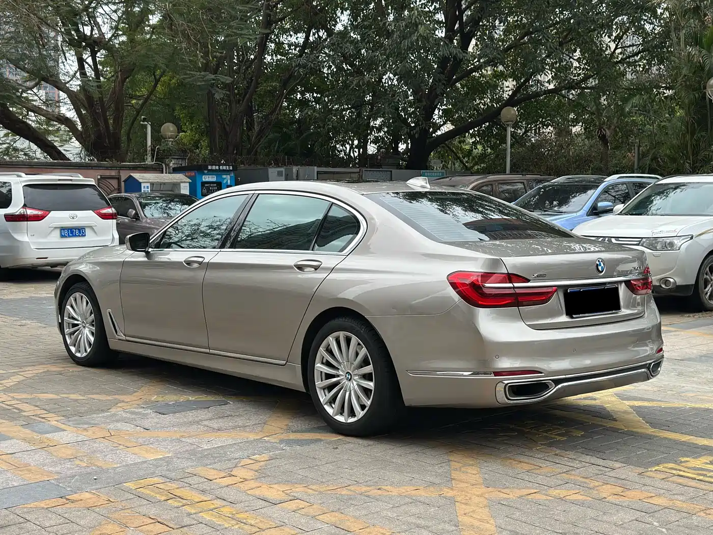 BMW 7 Series 2017 740Li Leading Edition фото 24