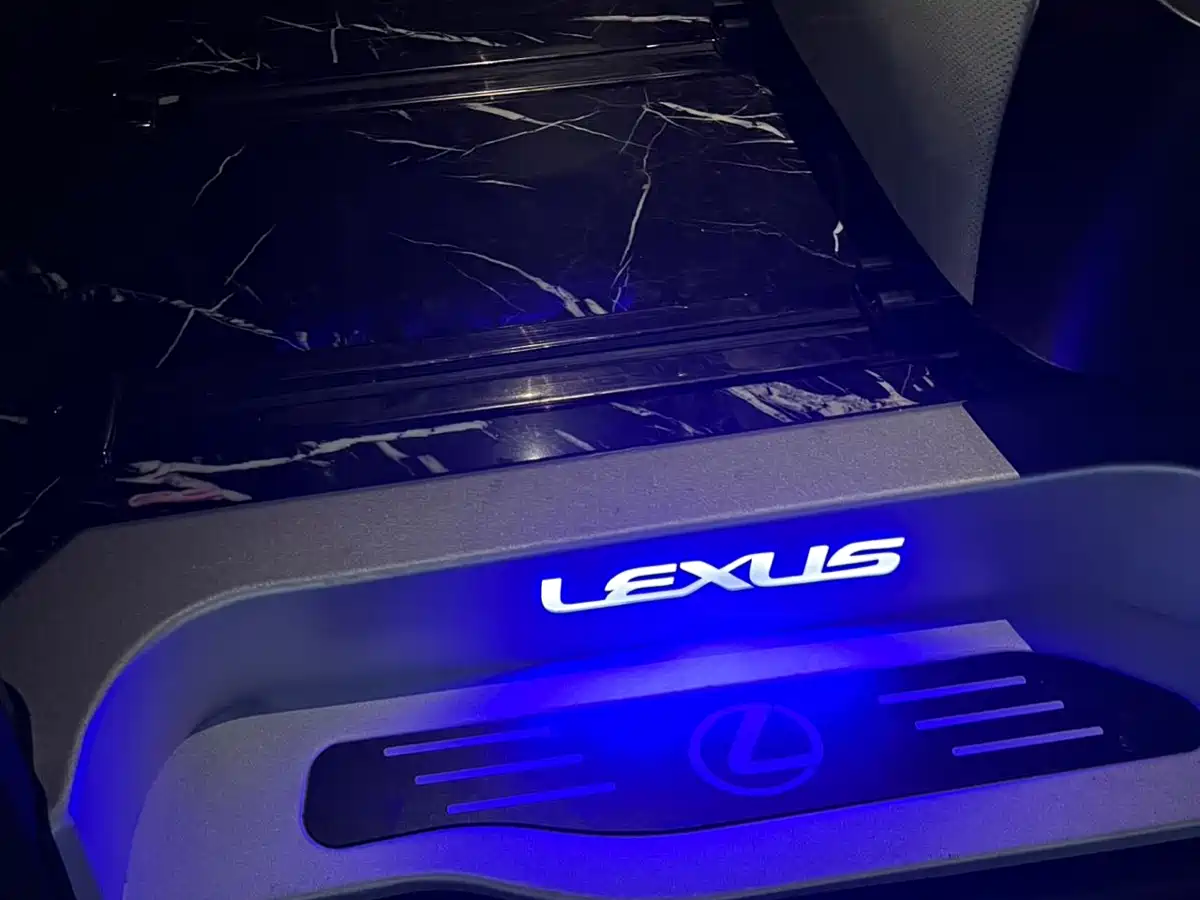 Lexus LM 2020 300h Seven-Seater Elegance Edition фото 12
