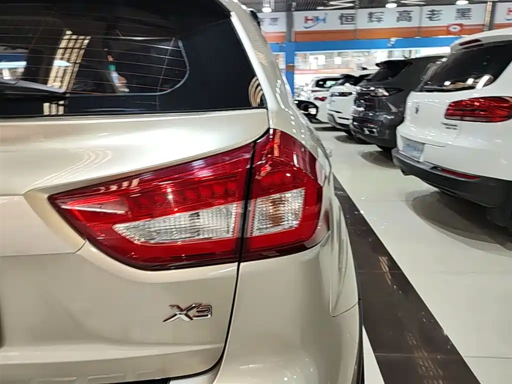 Фото 8 - Geely Vision X3