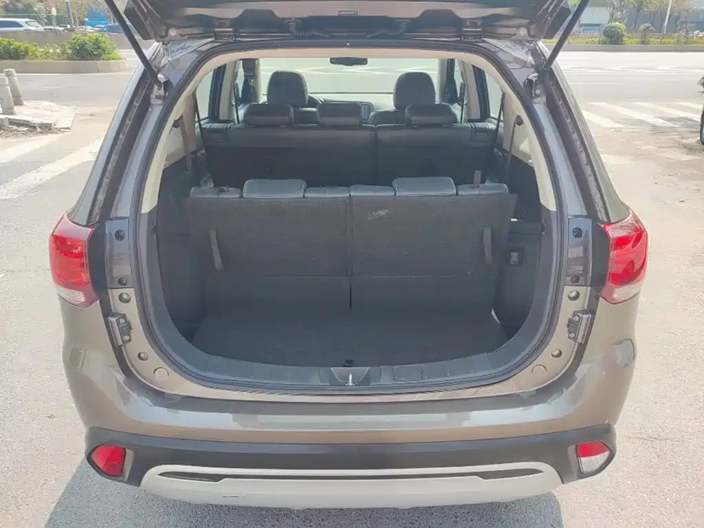 MITSUBISHI OUTLANDER