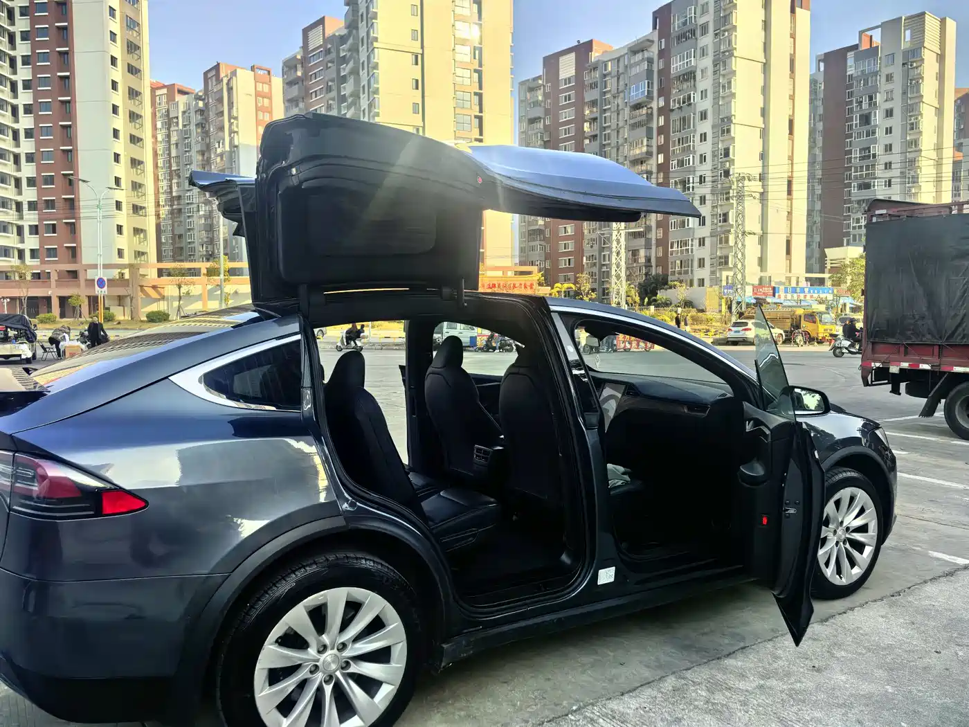 TESLA MODEL X