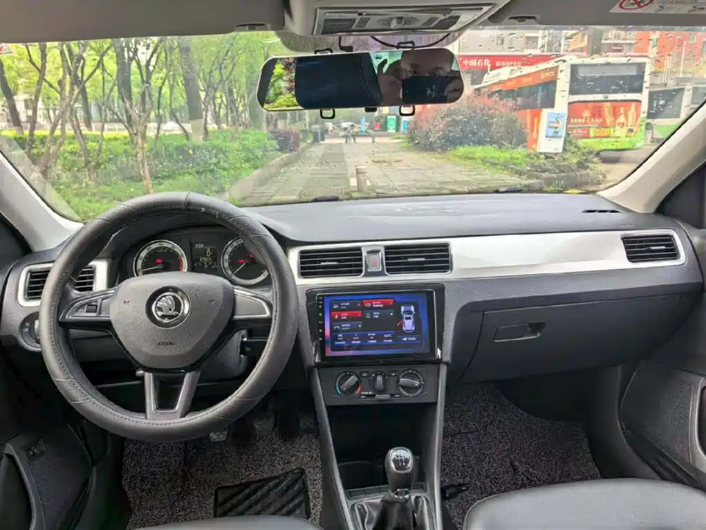 Škoda Rapid 2018 1.6L Manual Comfort Edition фото 8