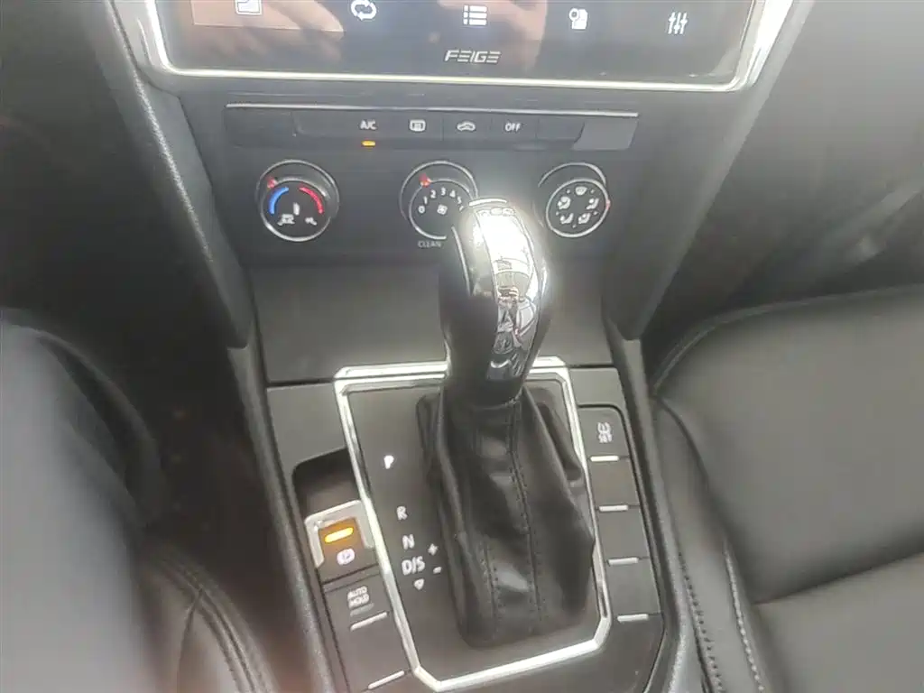 Volkswagen Lamando 2015 230TSI DSG Style фото 14