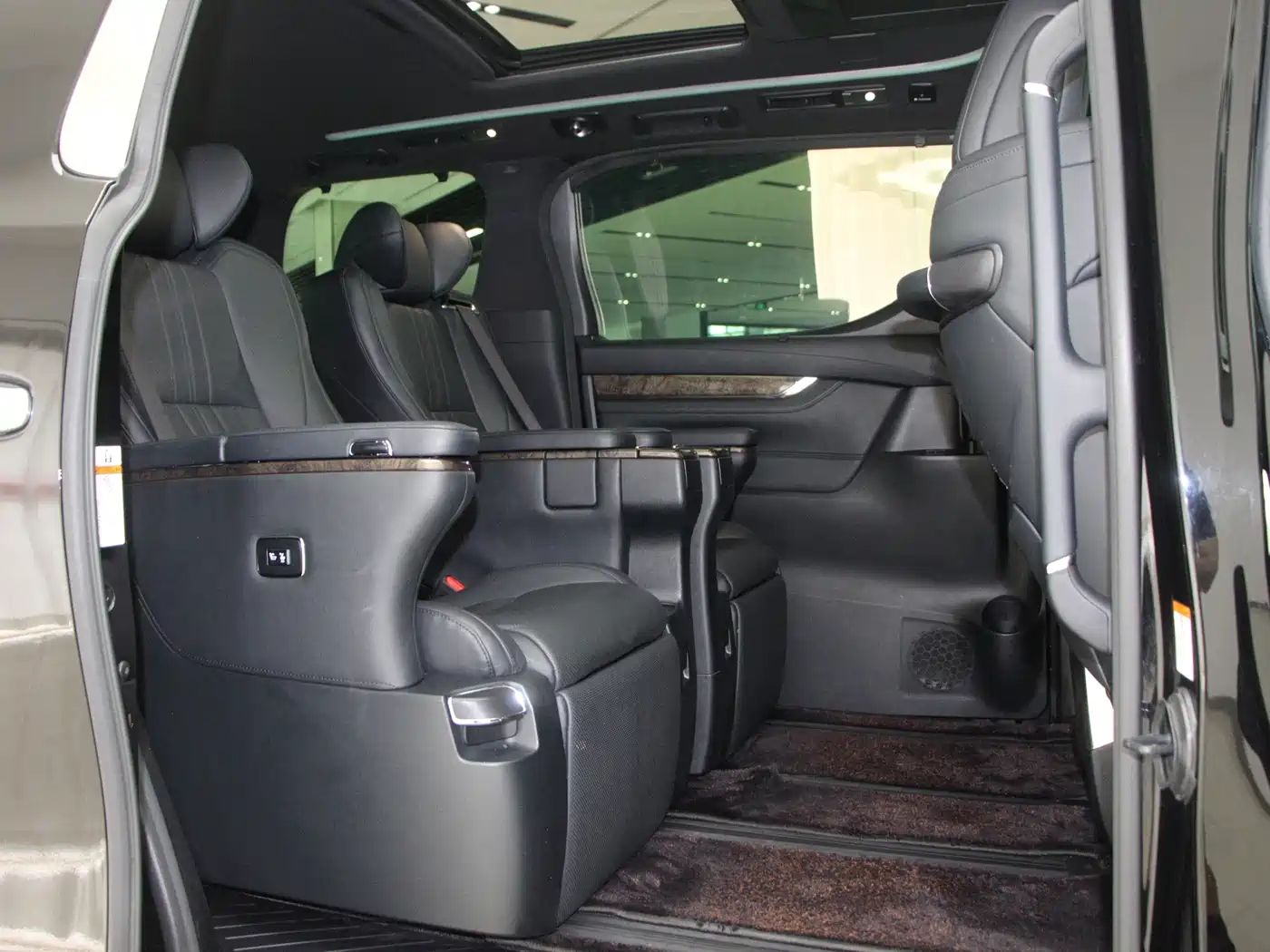 Toyota Alphard 2021 Hybrid 2.5L Premium фото 11
