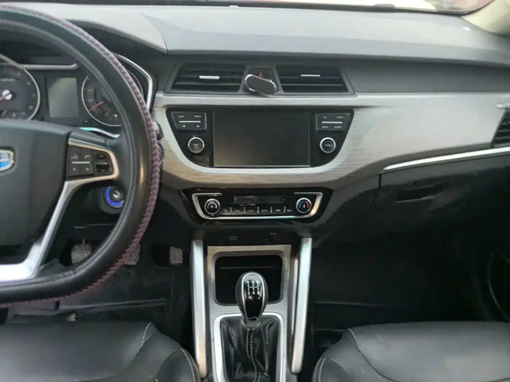 Фото 13 - Geely Vision X3