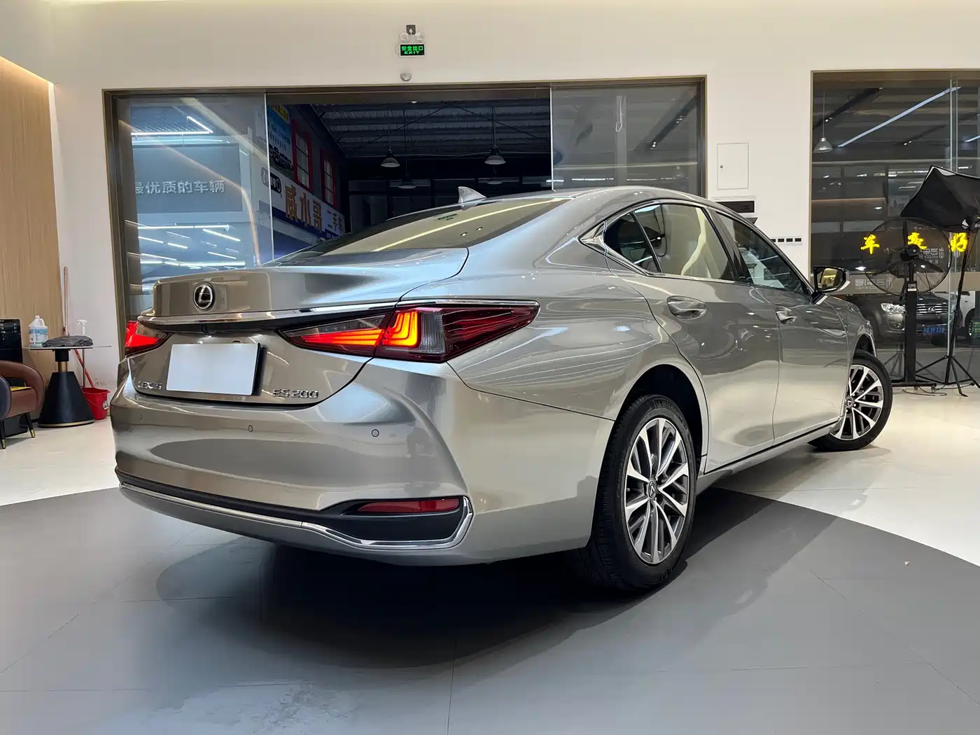 Lexus ES 2023 200 Excellence Edition фото 6
