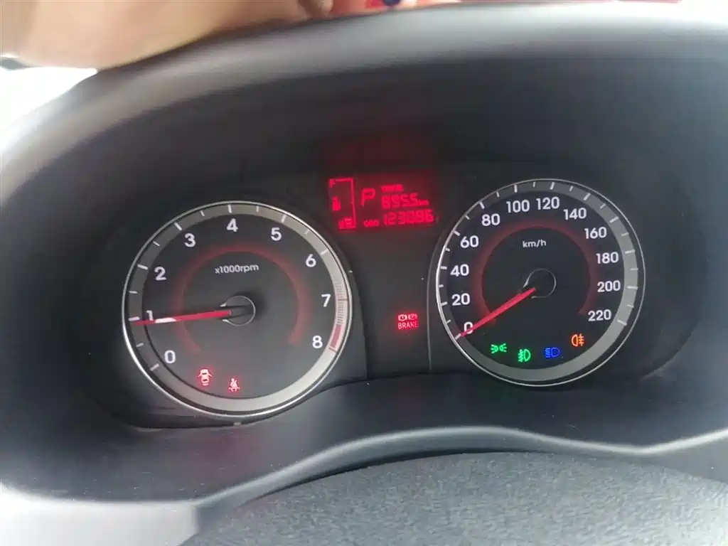 Hyundai Reina 2014 Model 1.4L Automatic GLX фото 12
