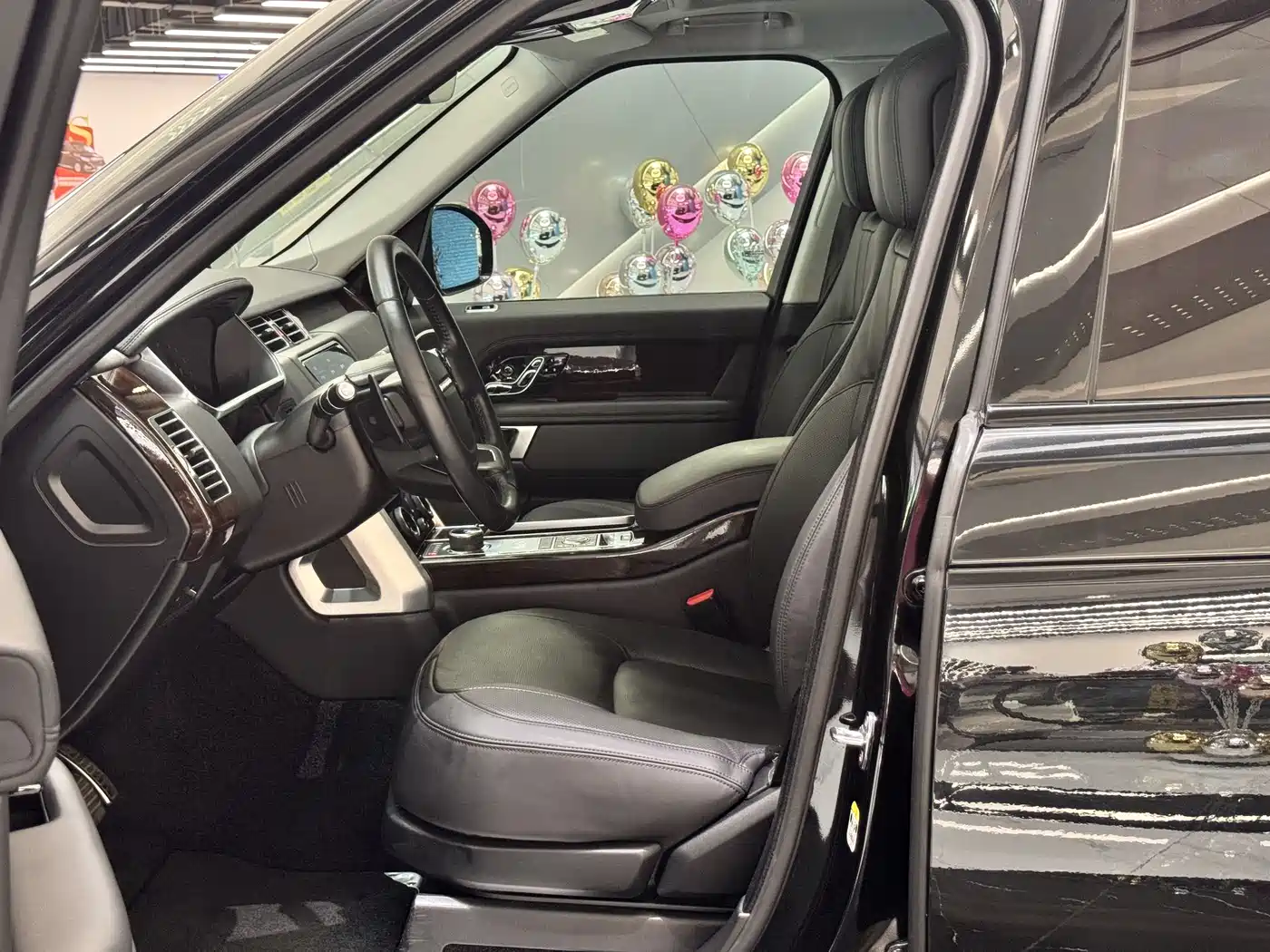Land Rover Range Rover 2021 3.0 L6 Heritage Extended Classic Edition фото 9