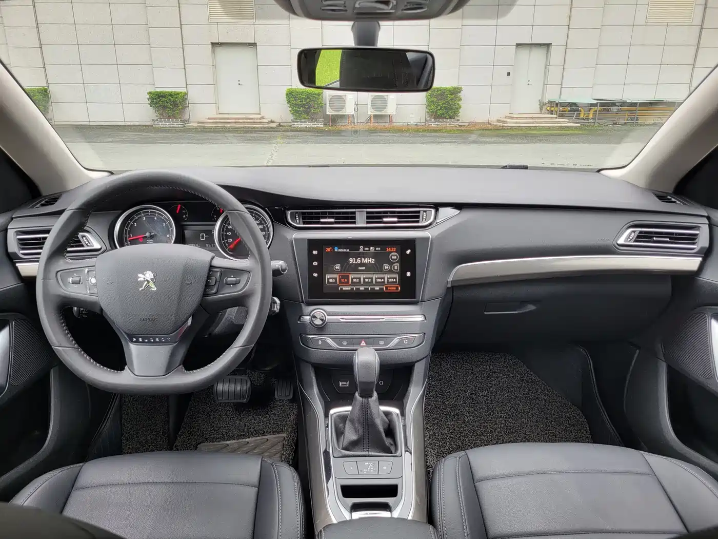 Peugeot 408 2015 Model 1.2T Automatic Luxury Edition фото 8