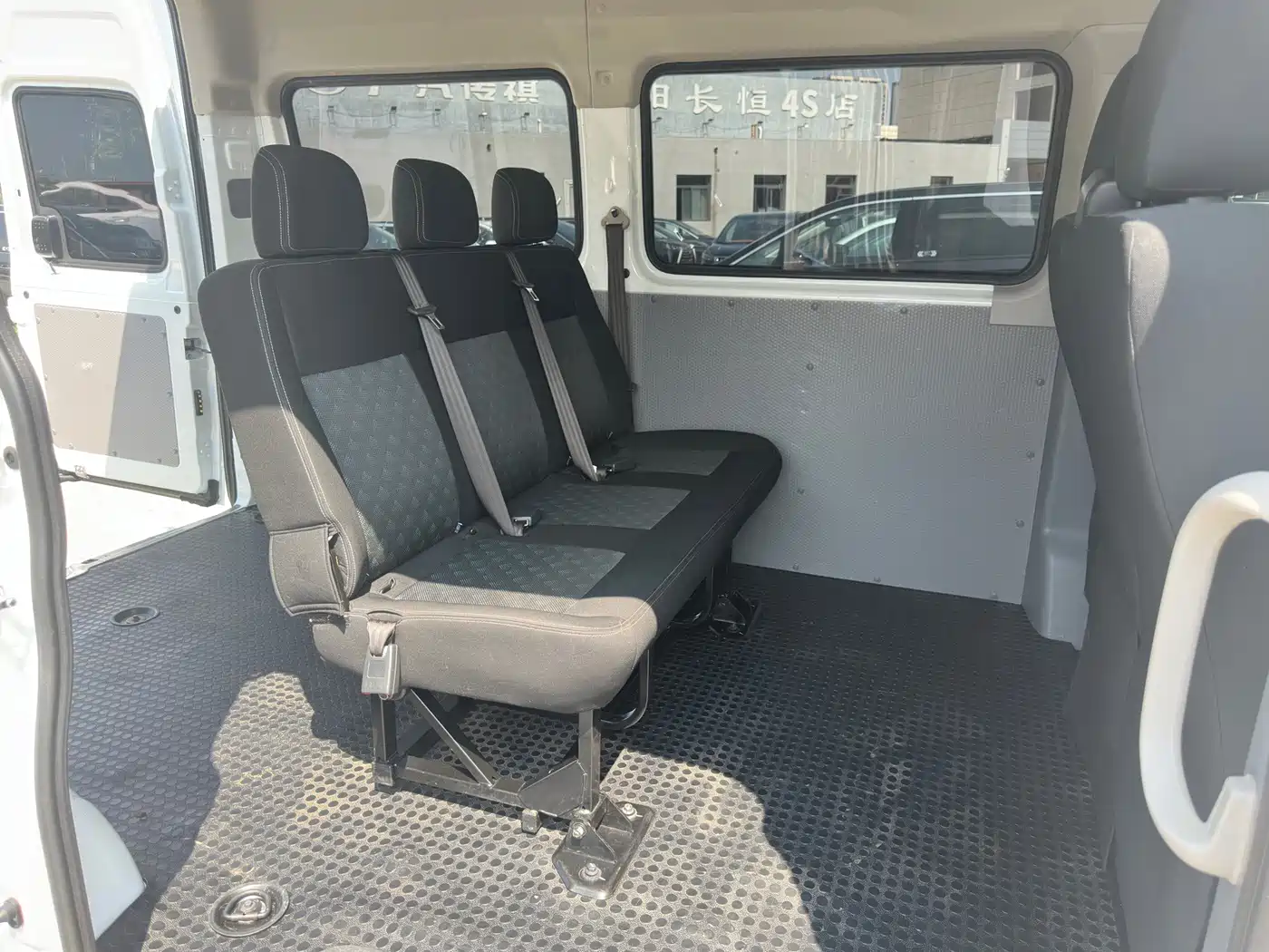 SAIC Maxus Xintu V80 2025 2025 Model PRO Aoyun 2.0T Automatic Short Wheelbase Medium Roof 5/6-seater
