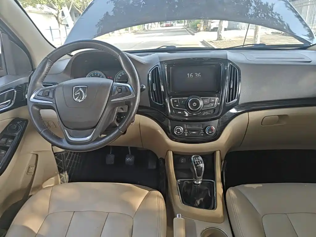 Baojun 730 2015 2014 1.5L Manual Luxury Navigation ESP Edition 7-Seater