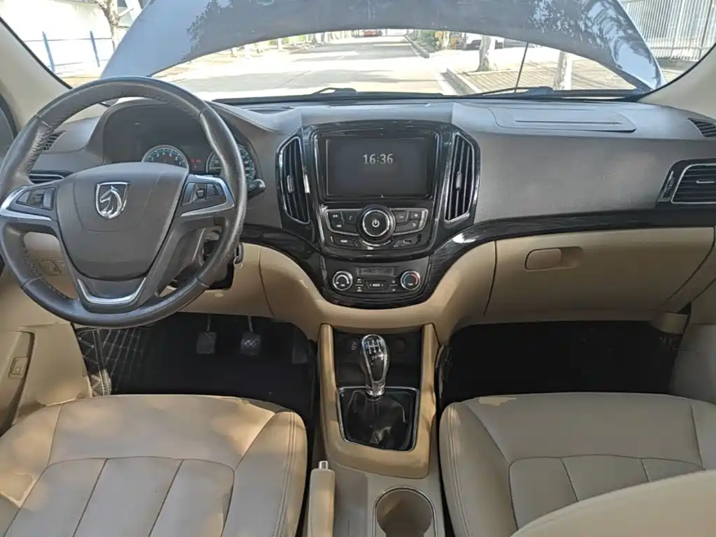 Baojun 730 2015 2014 1.5L Manual Luxury Navigation ESP Edition 7-Seater