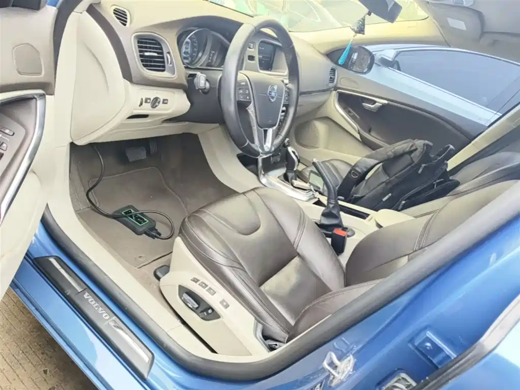 Фото 15 - Volvo V40