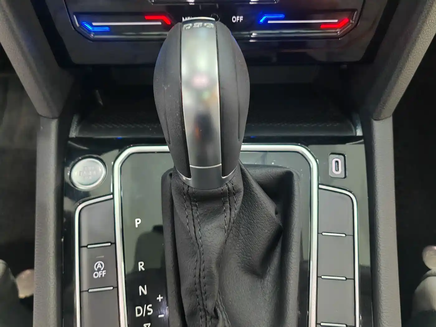 Volkswagen Magotan 2024 2 Million Units Public Sharing Edition 330TSI DSG Luxury фото 11