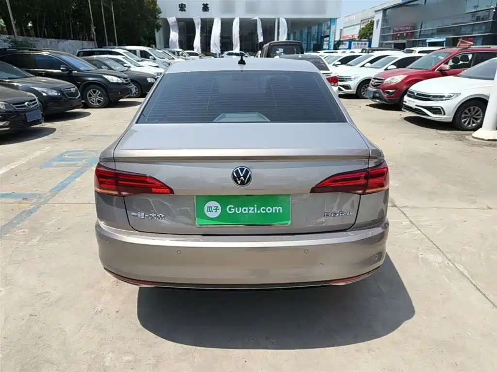 VOLKSWAGEN BORA