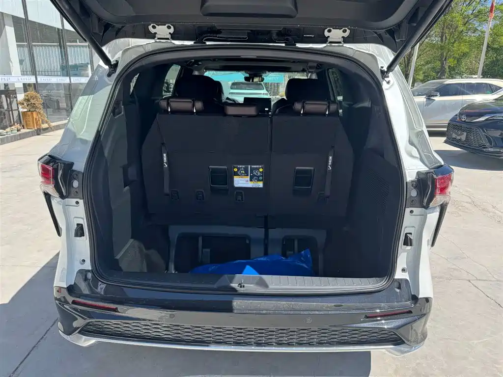 Toyota Granvia 2026 Model 2.5L Hybrid Prestige PLUS AWD Trim фото 13