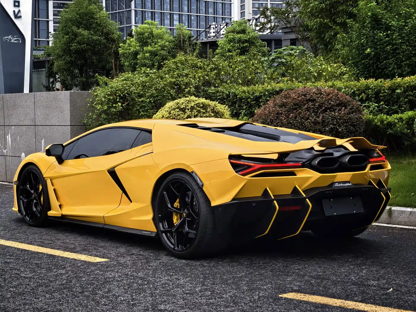 2025 Lamborghini Revuelto