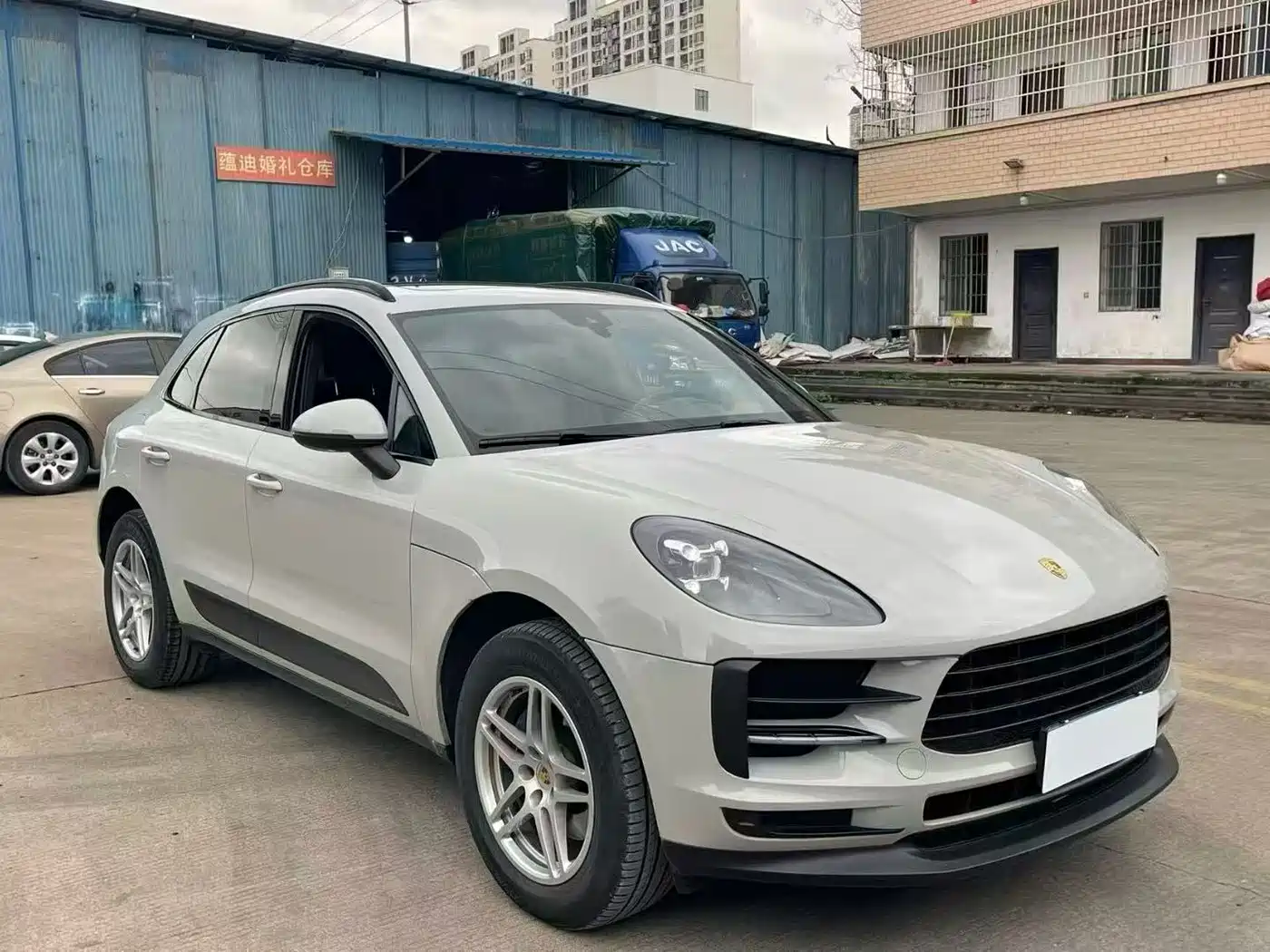 PORSCHE MACAN