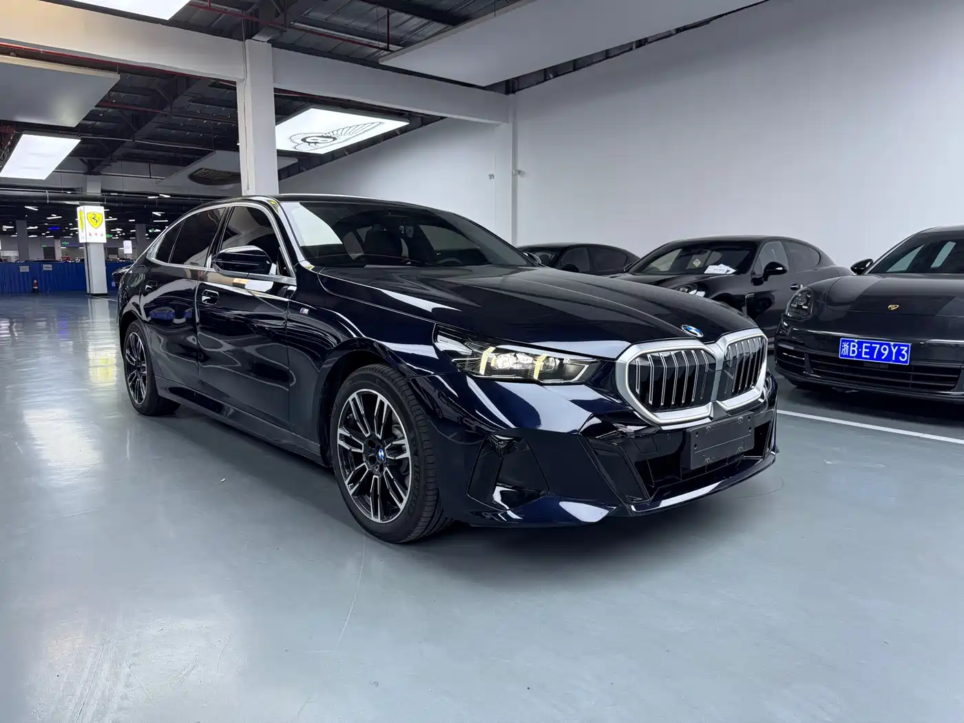 BMW 5 Series 2026 530Li Leading Luxury Package фото 3
