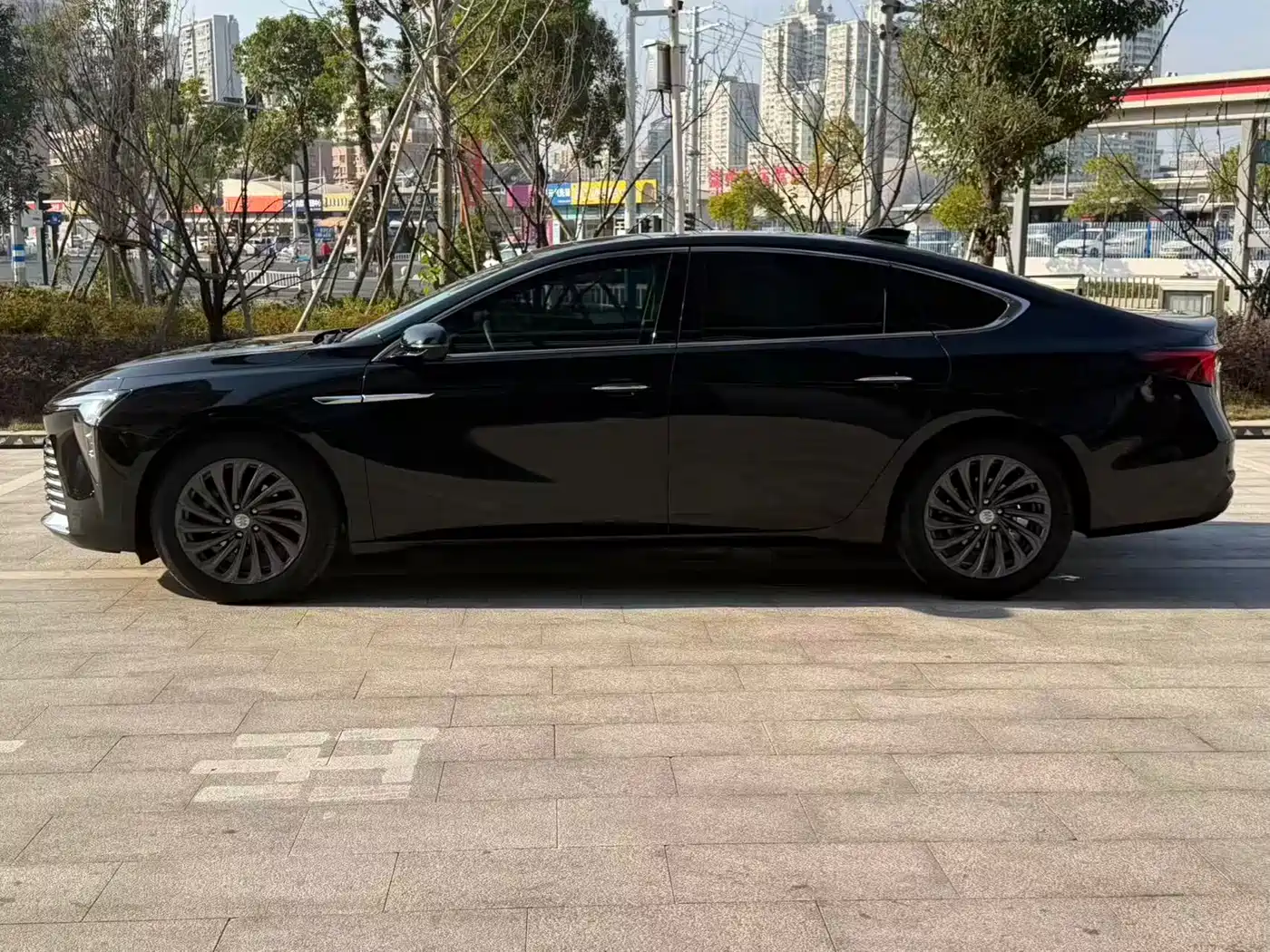 Buick LaCrosse 2025 Model 28T Platinum Edition фото 4