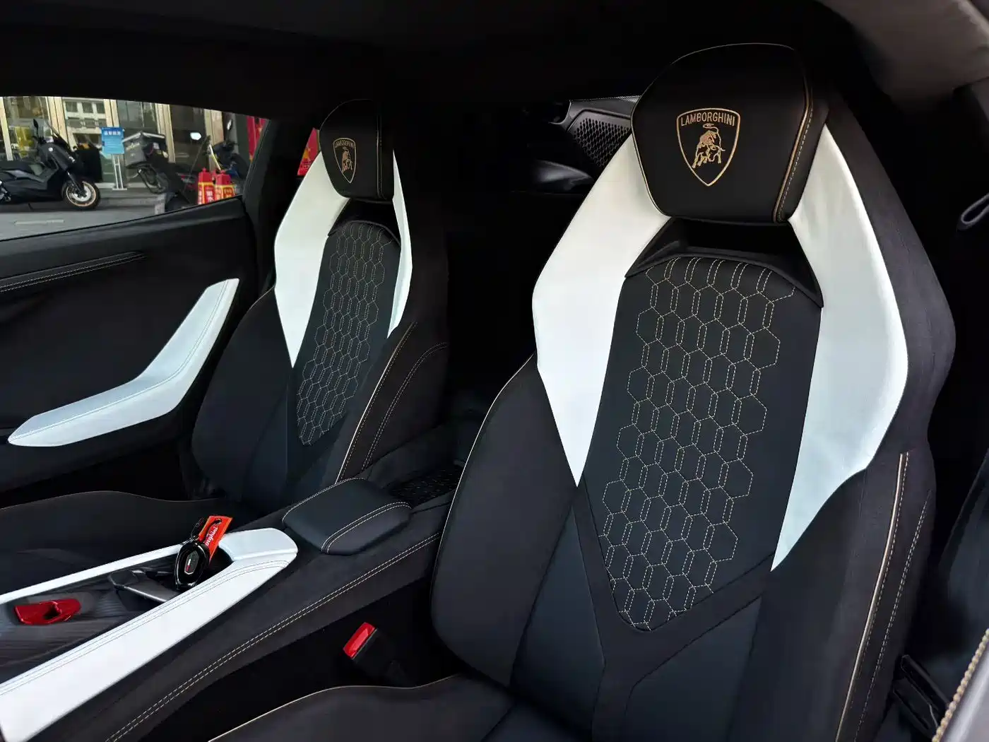 Lamborghini Revuelto 2023 6.5L PHEV Standard фото 6
