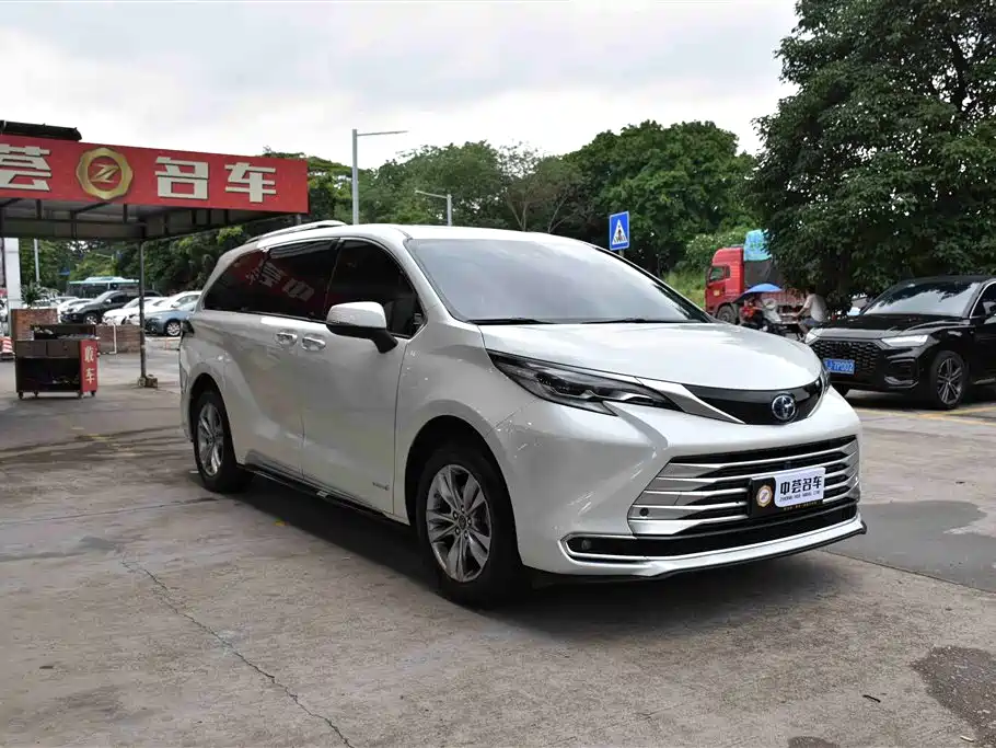 Toyota Sienna 2021 2.5L Hybrid Platinum Edition фото 3