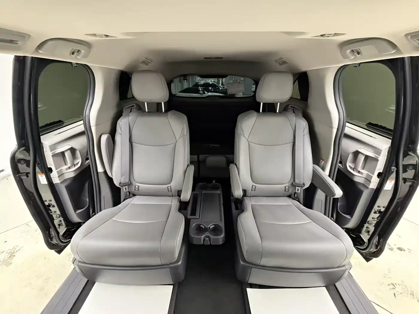 Toyota Granvia 2024 2.5L Hybrid Comfort фото 25