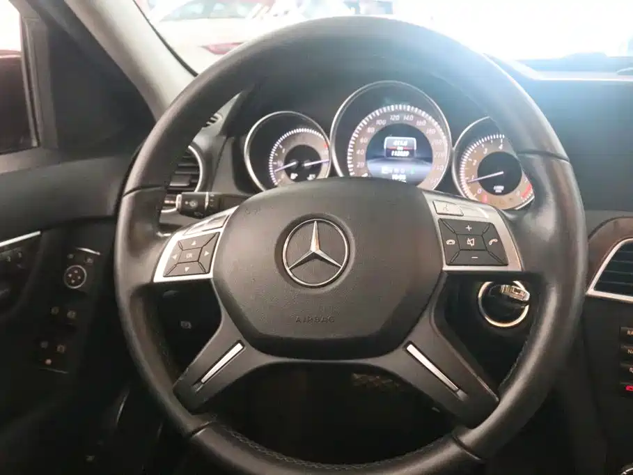 صورة 6 - Mercedes-Benz C-Class