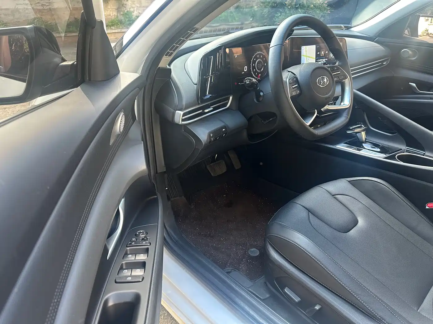 Hyundai Elantra 2022 1.5L CVT LUX Premium Edition фото 4