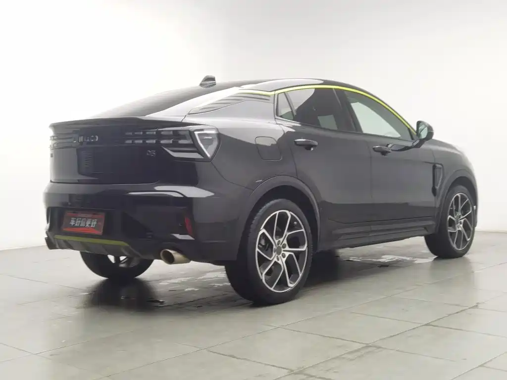 Фото 2 - Lynk & Co 05