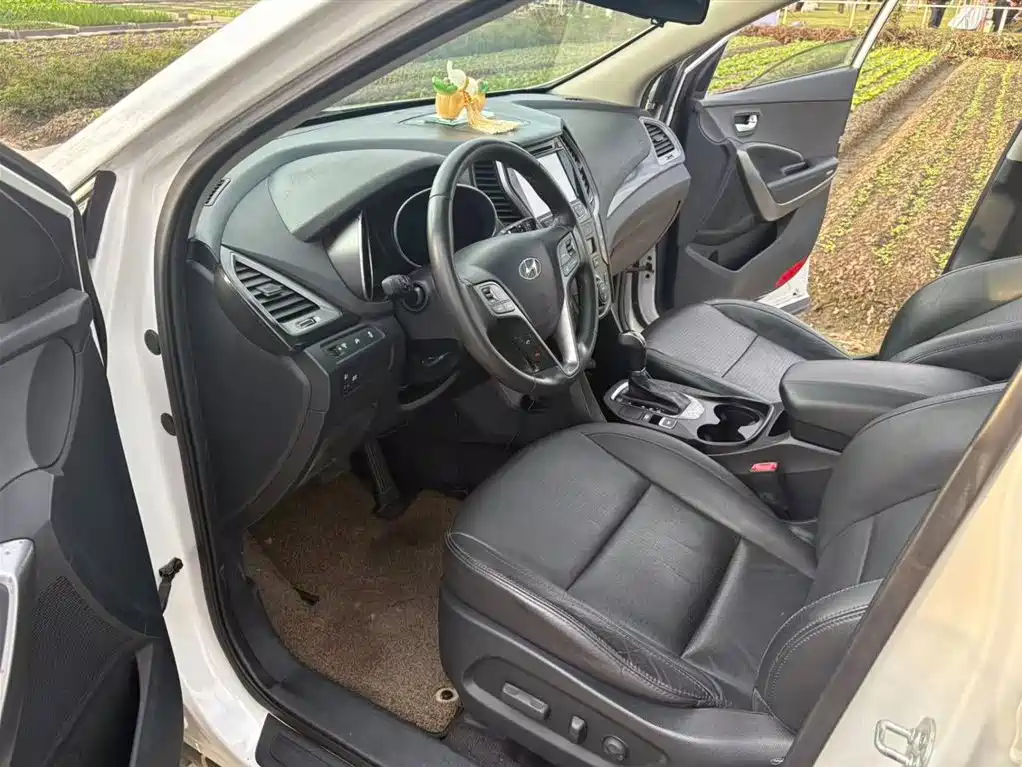 Hyundai Santa Fe 2013 Model 2.4L Automatic 2WD Smart фото 8