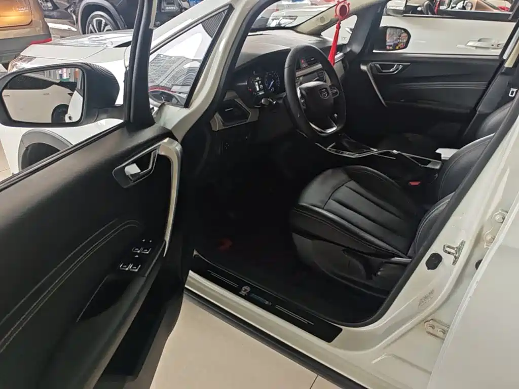 Фото 16 - Geely Vision X3