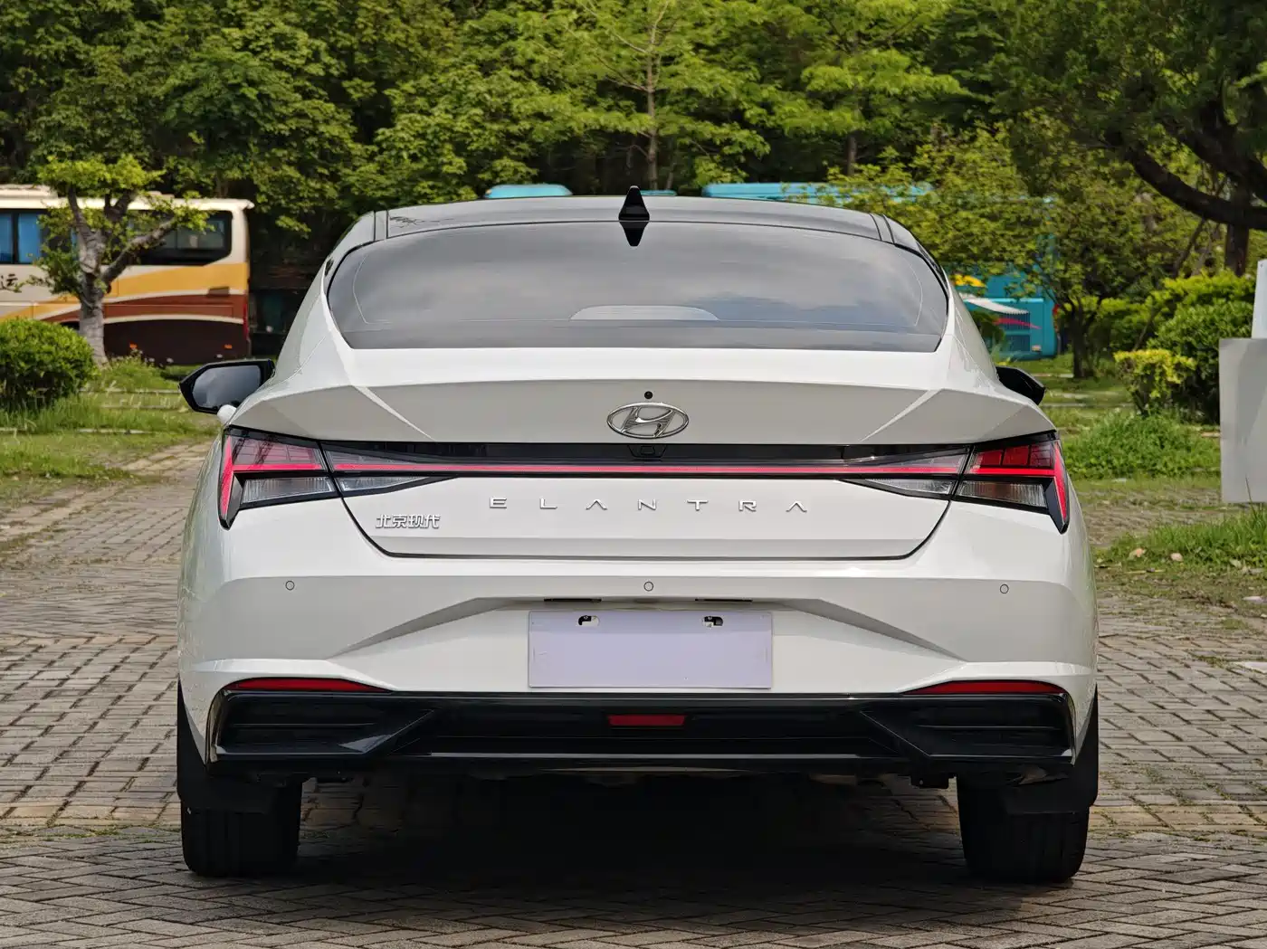 Hyundai Elantra 2022 1.5L CVT LUX Premium Edition фото 18