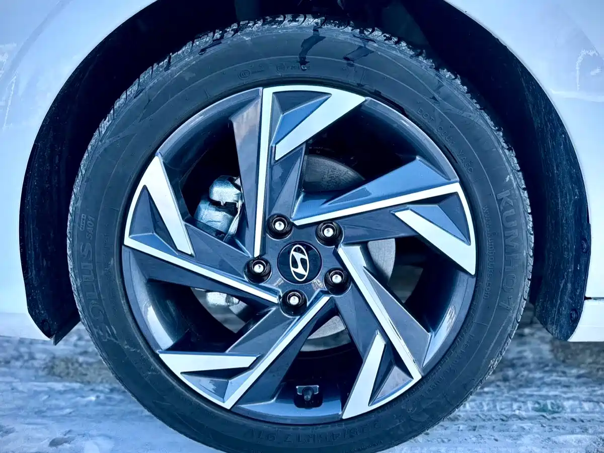 Hyundai Elantra 2023 Model 1.5L CVT LUX Premium Edition фото 9