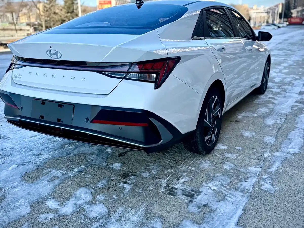 Hyundai Elantra 2023 Model 1.5L CVT LUX Premium Edition фото 4