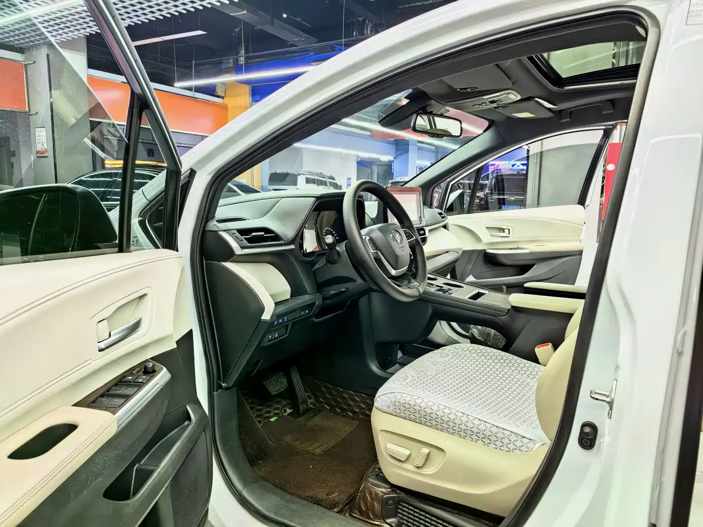 Toyota Sienna 2021 2.5L Hybrid Luxury Edition фото 6