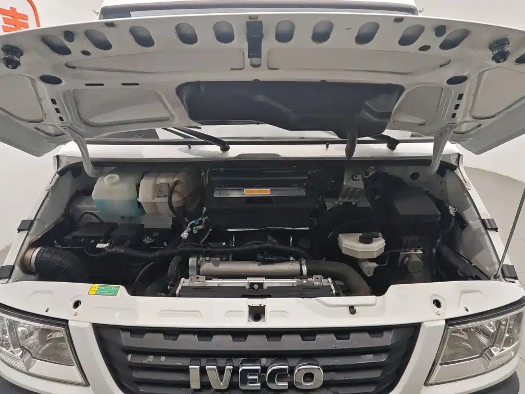 Iveco Daily 2020 2020 Model 2.8T V35 Van Dual-Tire V35 Medium Roof 3 Seats with Side Sliding Door China V