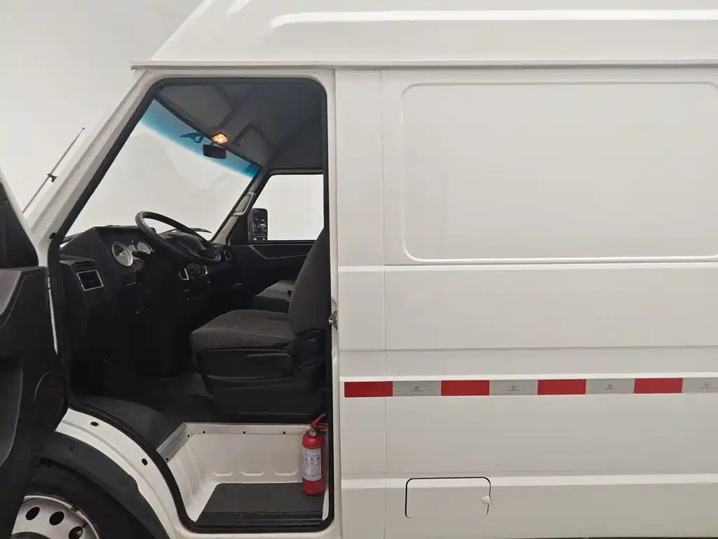 Iveco Daily 2020 2020 Model 2.8T V35 Van Dual-Tire V35 Medium Roof 3 Seats with Side Sliding Door China V