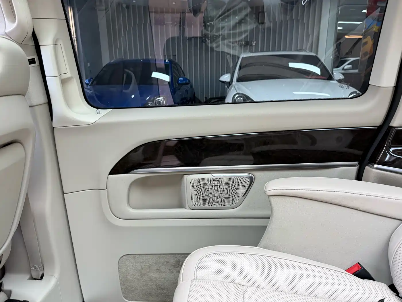 Mercedes-Benz V-Class 2017 Model V 260 Premium Edition фото 32