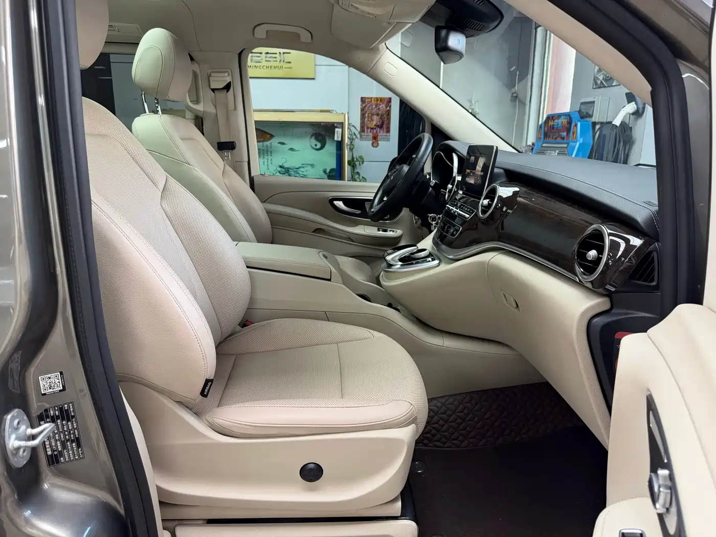 Mercedes-Benz V-Class 2017 Model V 260 Premium Edition фото 44